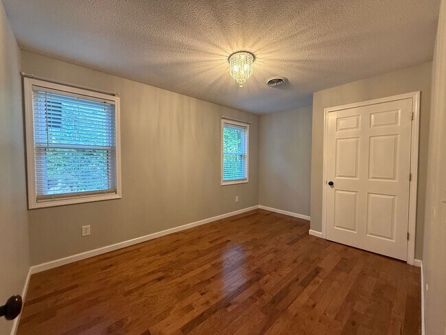 Building Photo - 32 Brown Ln