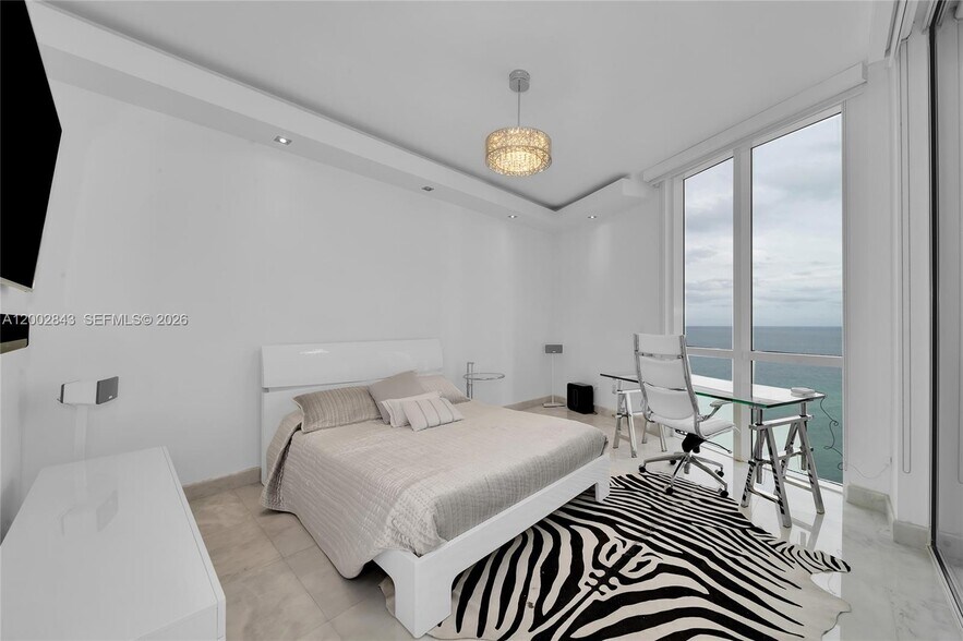 Building Photo - 16001 Collins Ave