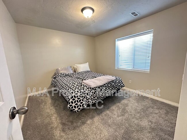 Building Photo - 4207 Pilgrim Cir W