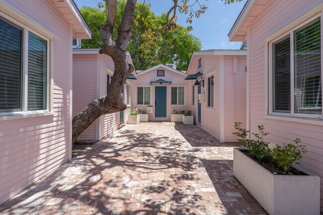 Building Photo - Venice Cottages