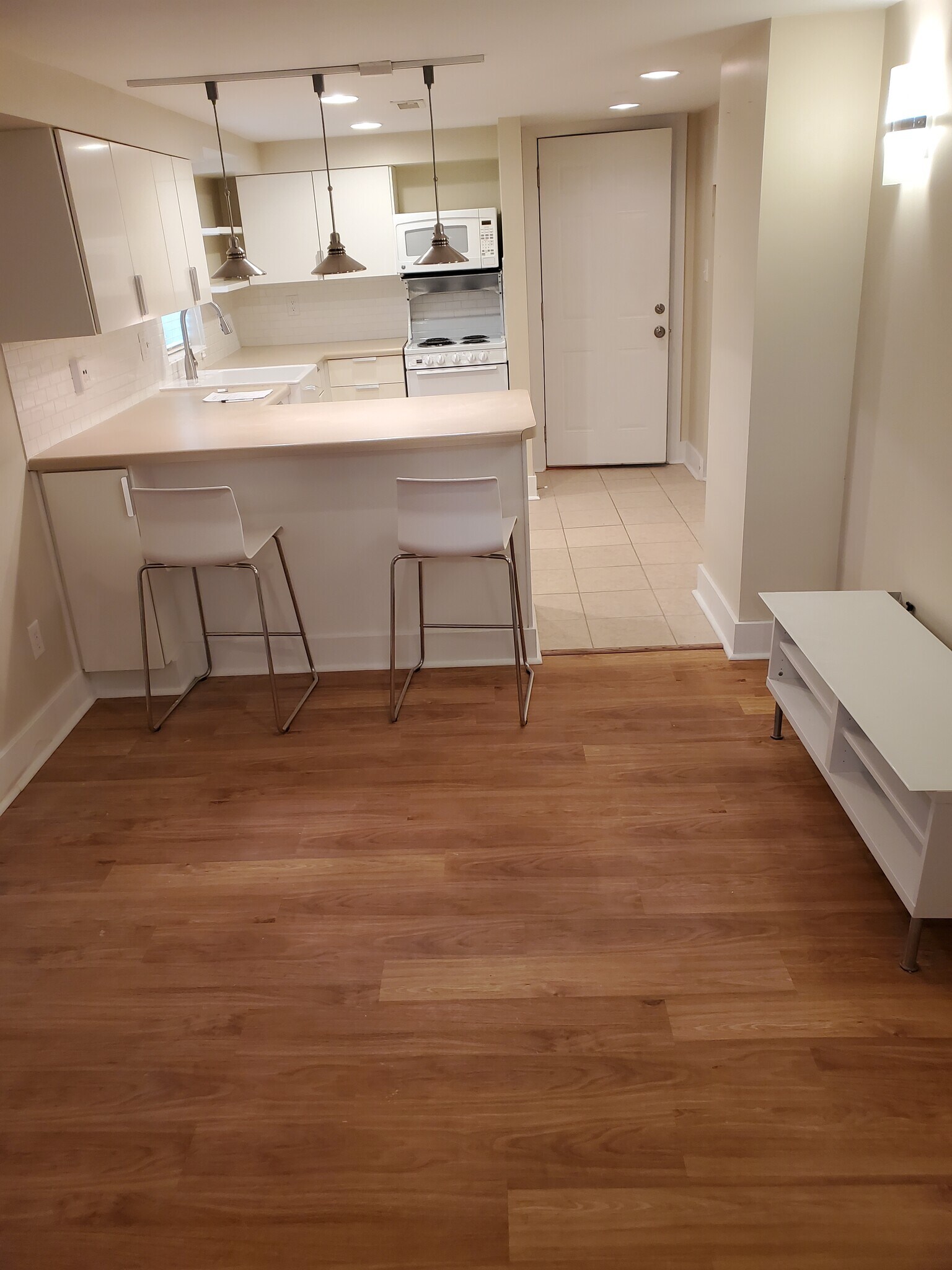 Building Photo - 1206 E 8th St