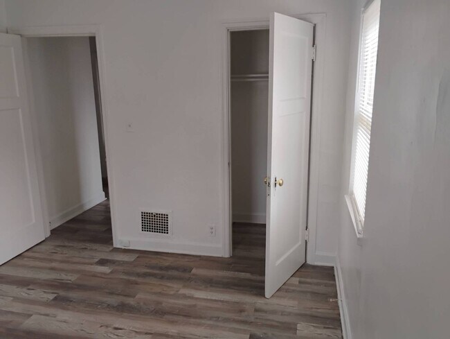 Building Photo - 238 E Beechwood Ave