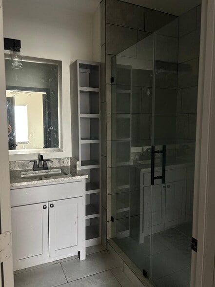 main bath - 6533 Brittmoore Rd