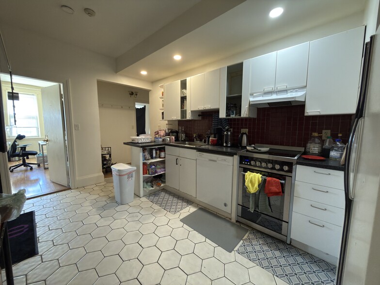 Building Photo - 56 Park Vale Ave