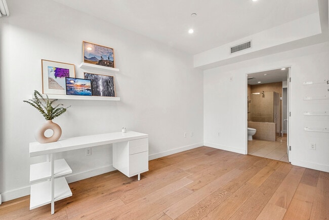 Building Photo - 855 N Croft Ave