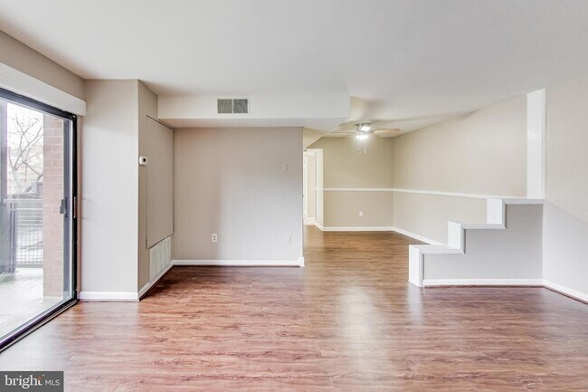 Building Photo - 7611 Maple Ave