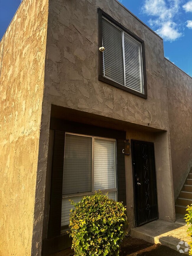 Building Photo - 3 bed + 1.5 bath