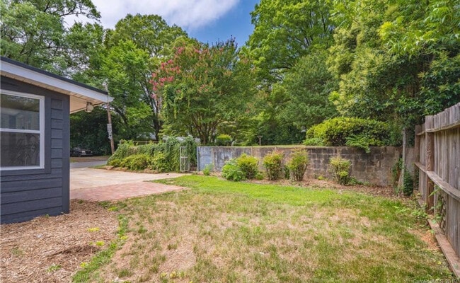 Building Photo - 2401 Shamrock Dr