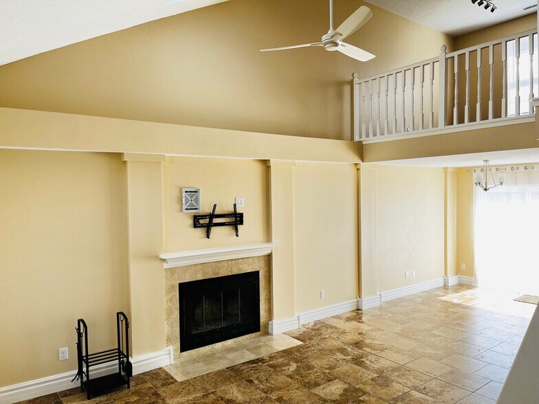 Building Photo - 9240 Crossing Dr