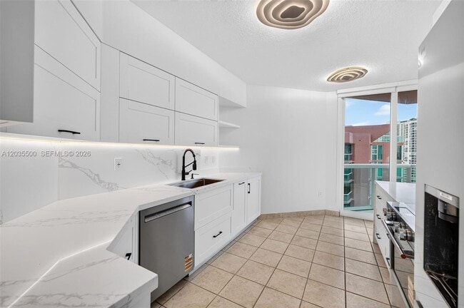 Building Photo - 3370 Hidden Bay Dr