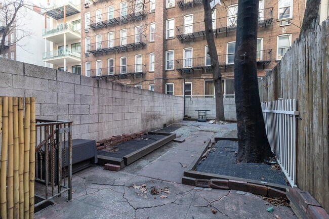 Building Photo - 250 E 82nd St