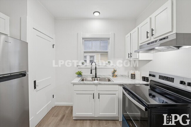 Building Photo - 1044 Hawk St