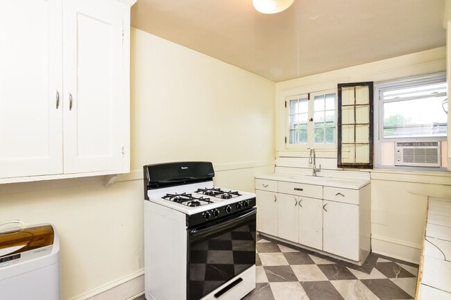 Building Photo - 509 6th St SE