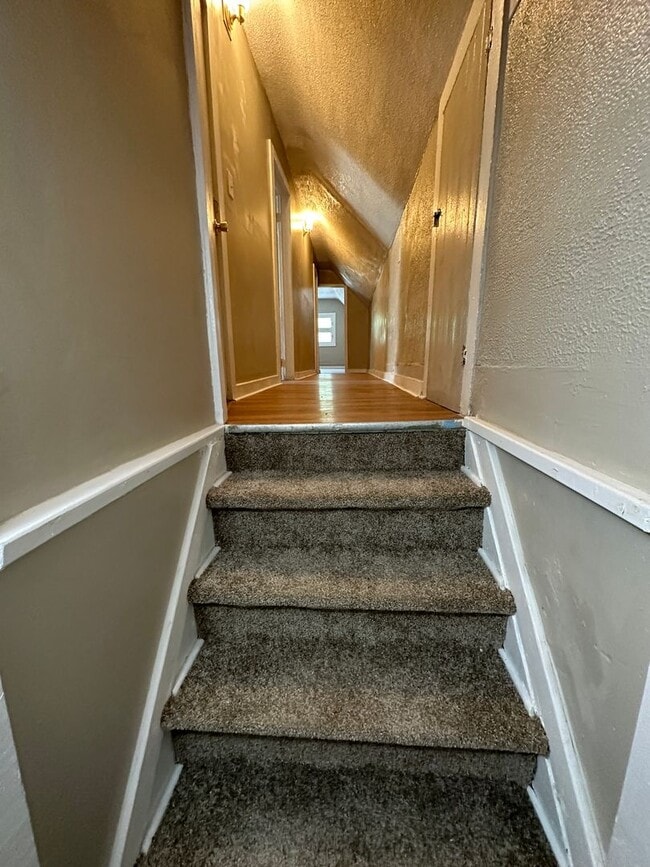 Building Photo - Spacious 5-Bedroom Home with 2 Full Baths, Freshly Rehabbed, Ready to rent