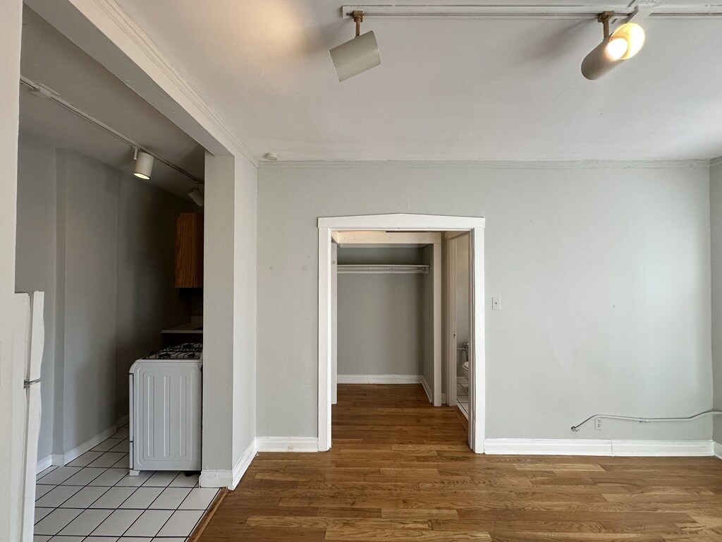 Building Photo - 457 W Melrose