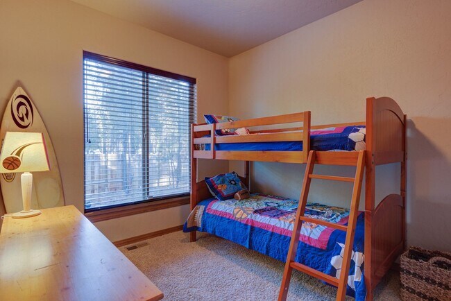 Building Photo - Seasonal Rental- Available through April 3...