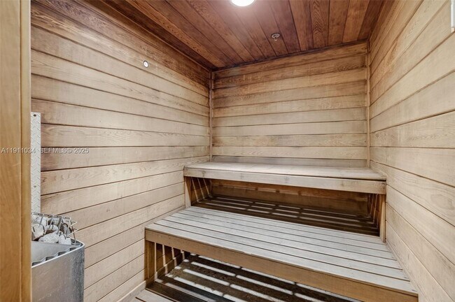 Building Photo - 19501 W Country Club Dr