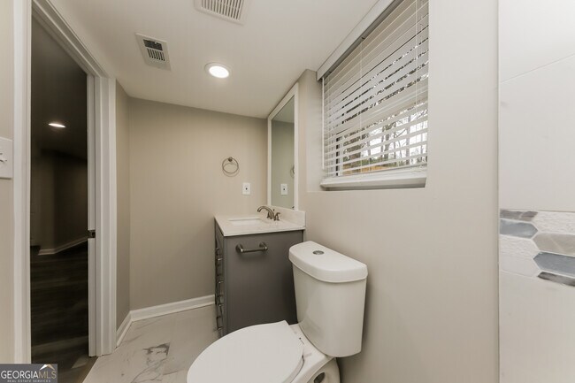 Building Photo - 3539 Meadowview Dr