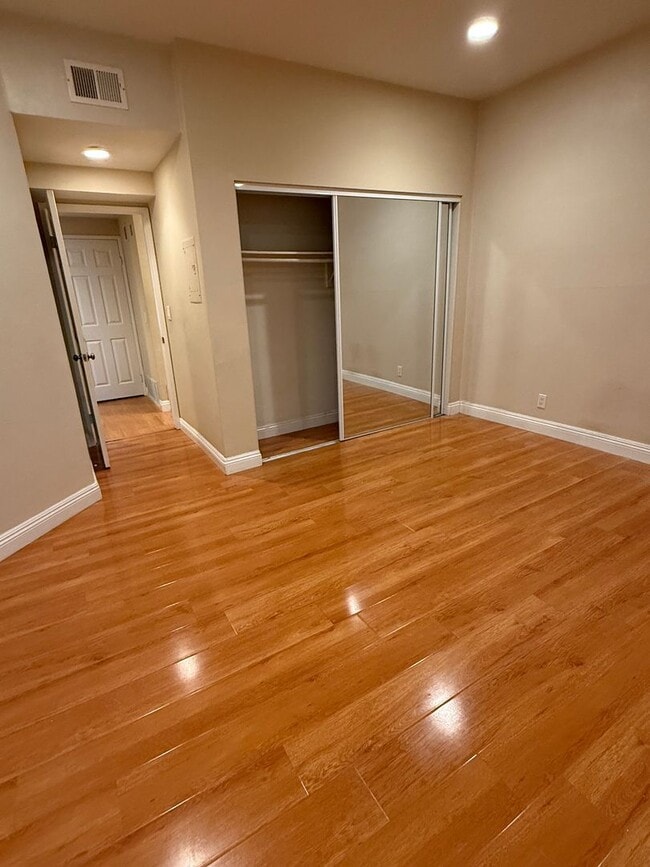 Building Photo - 1 Bed / 1 Bath Gem