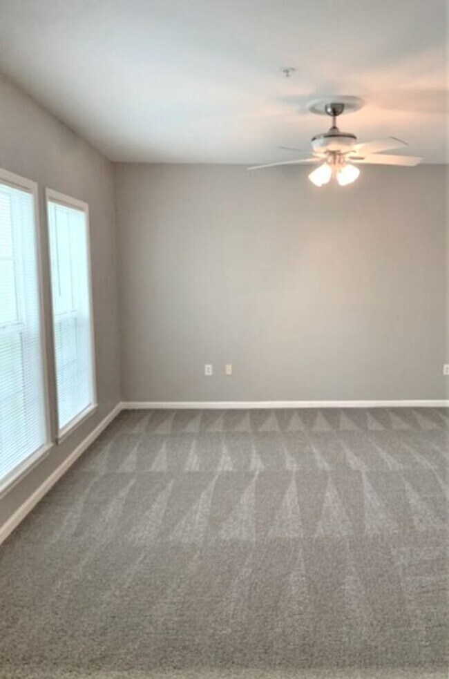 Building Photo - 2 Bedroom + Den and 1 Car Garage, Pet frie...