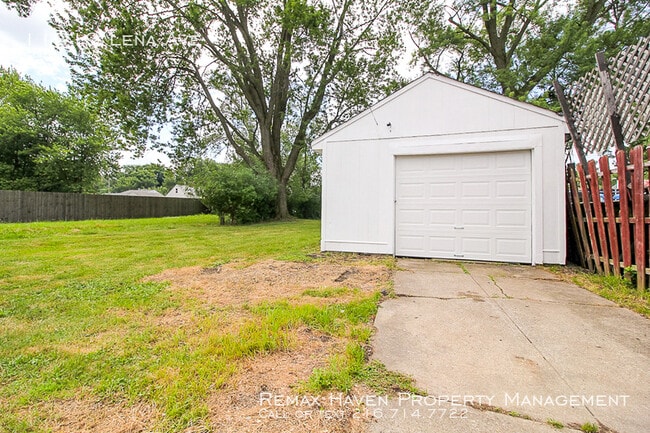 Building Photo - 11919 Lena Ave