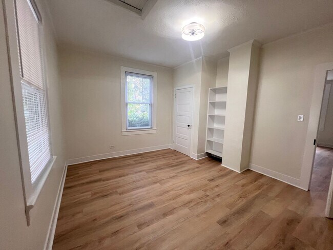 Building Photo - 810 Stonehenge Ave