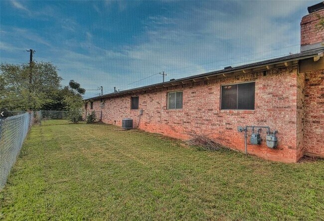 Building Photo - 2404 Cottonwood Dr