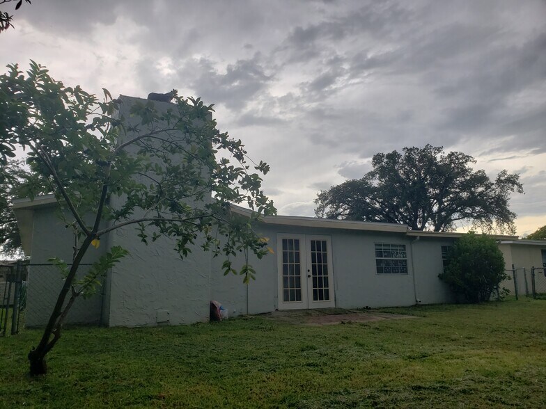 Building Photo - 10030 Glen Moor Ln
