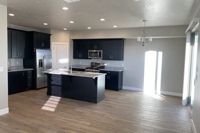 Building Photo - 463 N 480 W