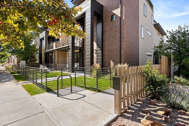 Building Photo - Luxury 3BD, 3.5BA Townhome in Near Denver ...