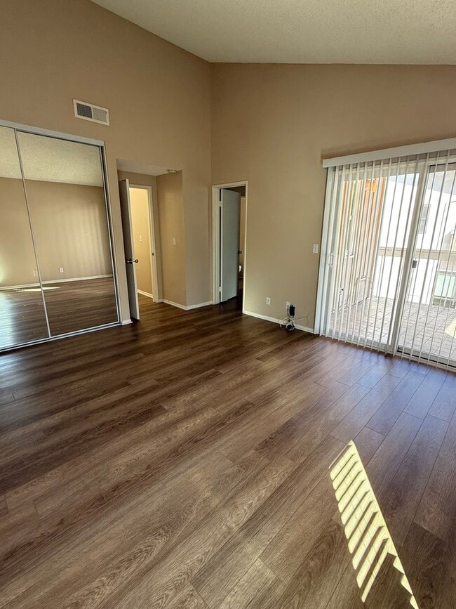 Building Photo - Highly Desirable 3 bed 2 1/2 bath condo in...