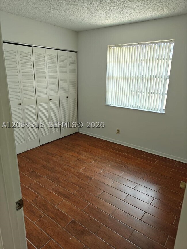 Building Photo - 10228 Twin Lakes Dr