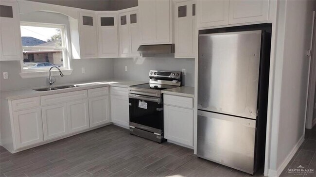 Building Photo - 11 Angus St