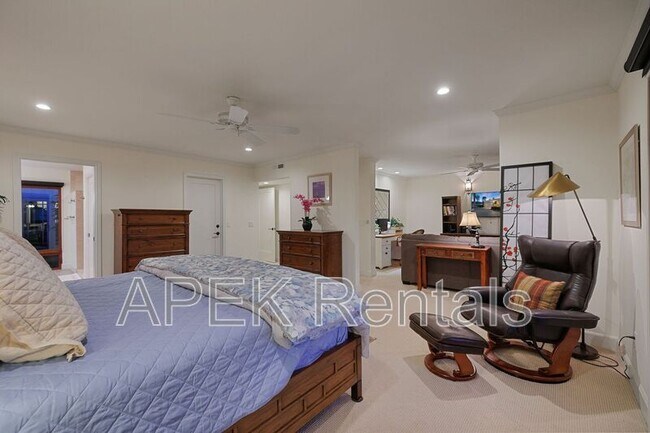 Building Photo - 74939 Vía Lago