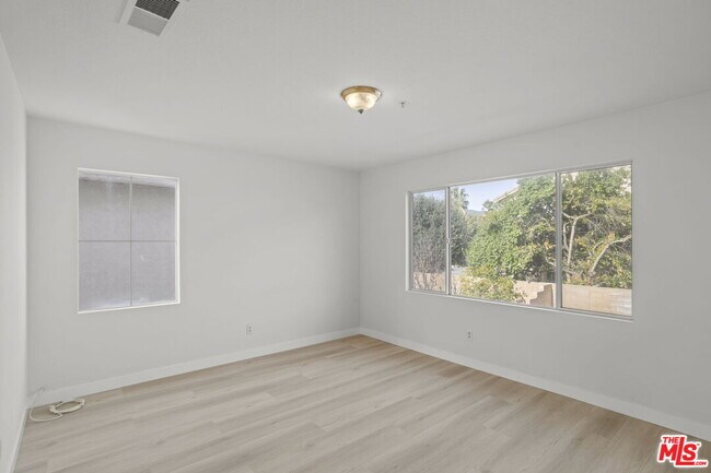 Building Photo - 16850 Merion Ln