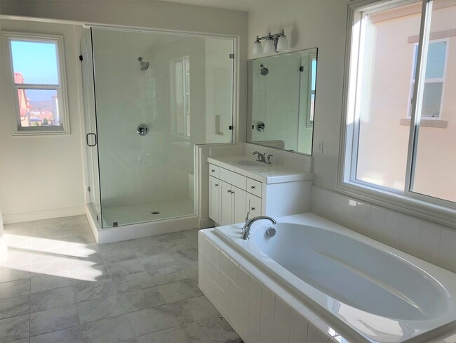 Building Photo - Amazing 5 bedroom home located in desirable Lake Forest community!