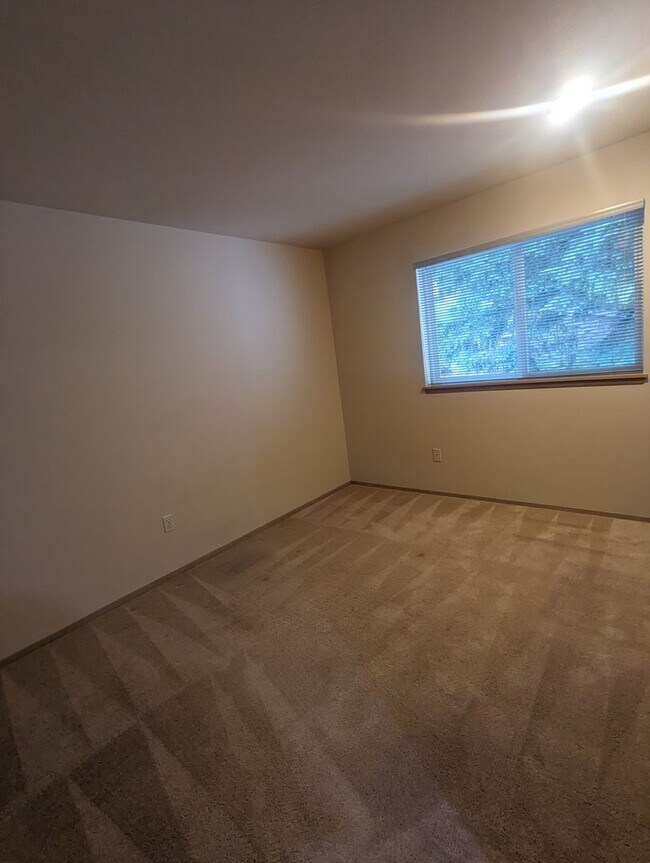 Building Photo - 3-Bedroom Silverdale Ridgetop near Island Lake.