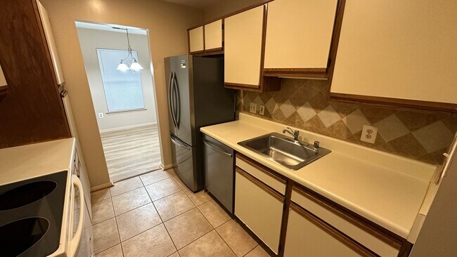 Building Photo - Spacious one bedroom condo located in the summer ridge community!