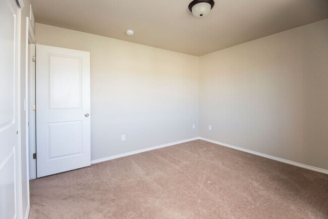 Building Photo - Spacious 3 Bedroom Single-Family Home with Modern Features