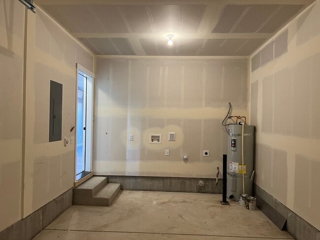 Building Photo - Newer 3 bedroom 2.5 bathroom duplex in Thu...