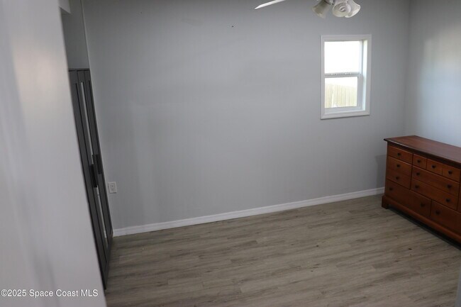 Building Photo - 491 Seacrest Ave