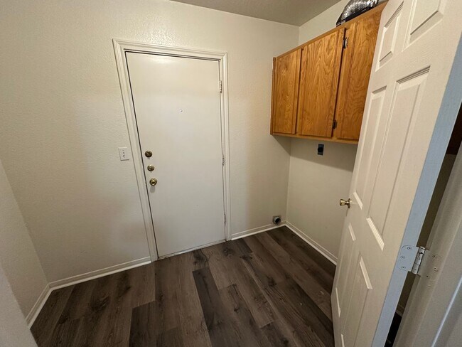 Building Photo - 204 W Avenue F