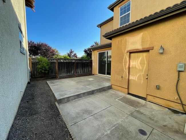 Building Photo - Two Story Home w/ Fridge Included, Attache...
