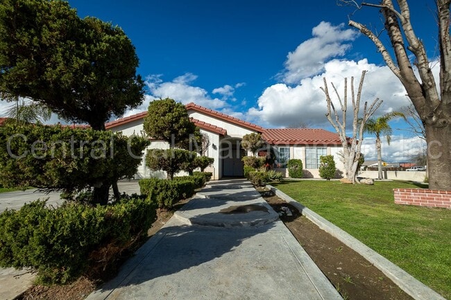 Building Photo - 3 Bedroom, 2 Bath Home - $2095 per month!