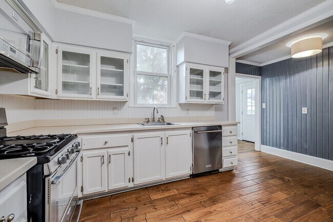 Building Photo - Beautiful Baldwin Park Craftsman home ready for move in!