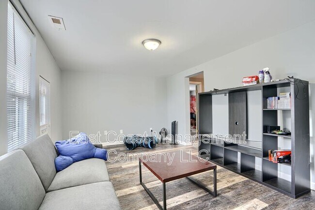 Building Photo - 304 Collins Ave