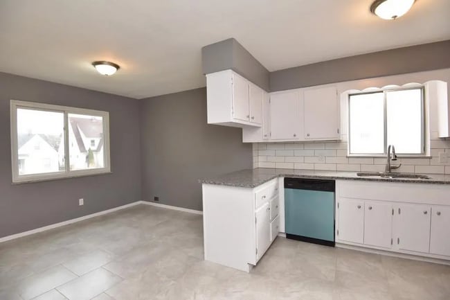 Building Photo - 10204 S Highland Ave