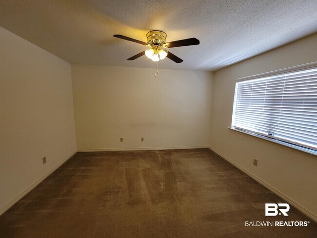 Building Photo - 512 Lake Forest Blvd