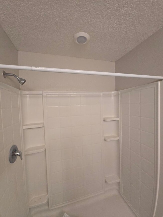 Building Photo - Gorgeous 4-Bedroom, 2.5-Bathroom Home in R...
