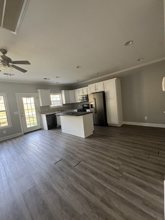 Building Photo - Beautiful townhouse near Henslee Park